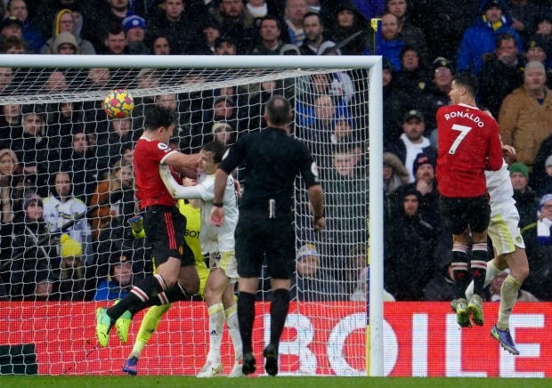 Maguire ghi bàn từ chấm phạt góc trong trận đấu với Leeds.