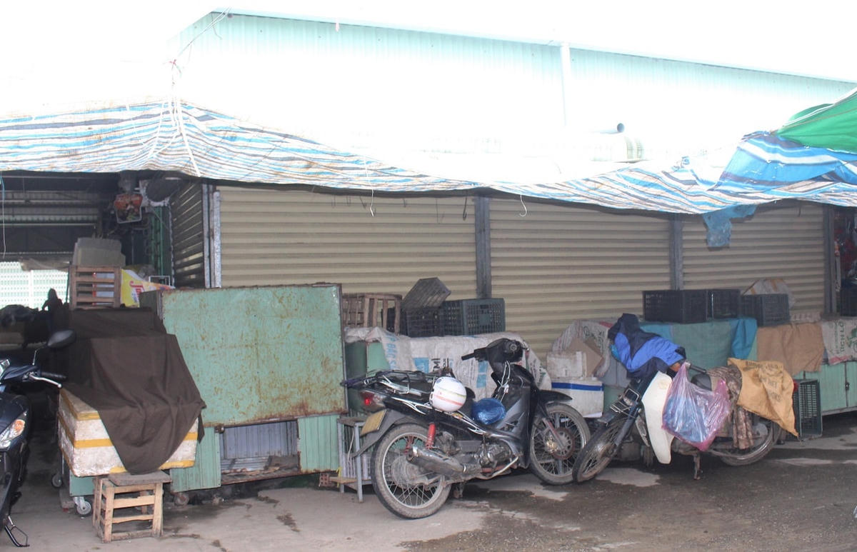 Quầy tạp hóa của bà Anh đóng cửa 2 ngày qua.
