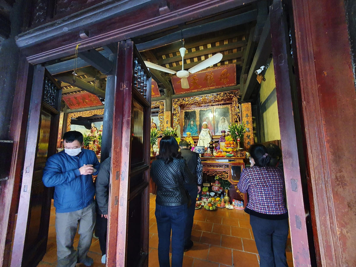 Người dân dâng lễ phía trong gian thờ Thánh Mẫu tại chùa Trấn Quốc, nghiêm chỉnh đeo khẩu trang theo tinh thần 5K.