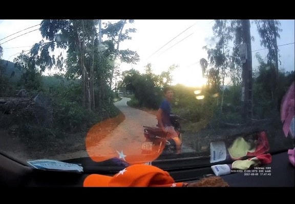 Thanh niên dùng súng tự chế chĩa vào đầu xe ô tô. (Ảnh cắt clip).