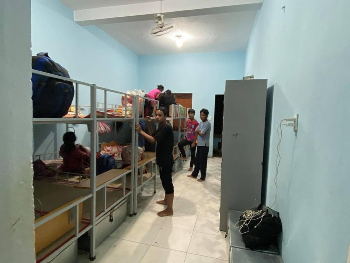 Người dân xã Trà Leng được sơ tán đến nơi an toàn trước bão số 10.