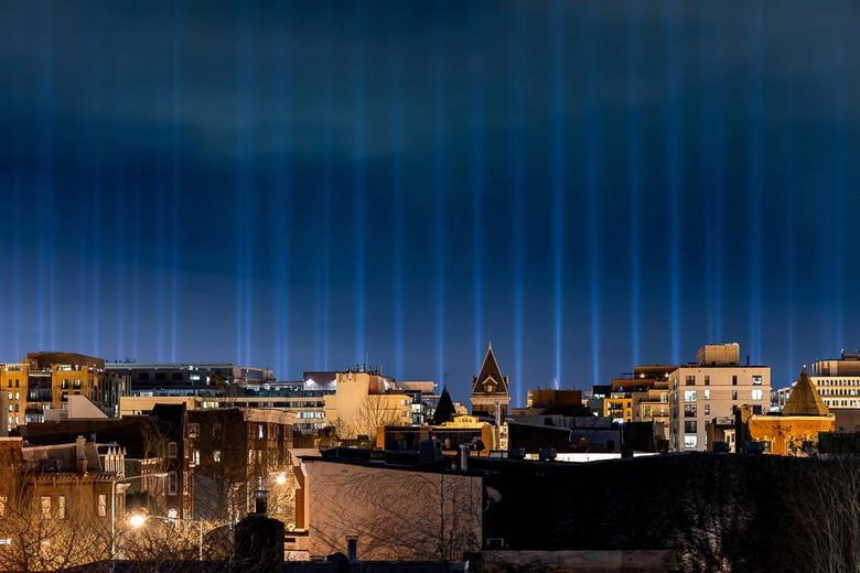 56 cột ánh sáng, đại diện cho 50 tiểu bang và vùng lãnh thổ của Mỹ, chiếu sáng bầu trời phía trên National Mall và Điện Capitol Mỹ.  