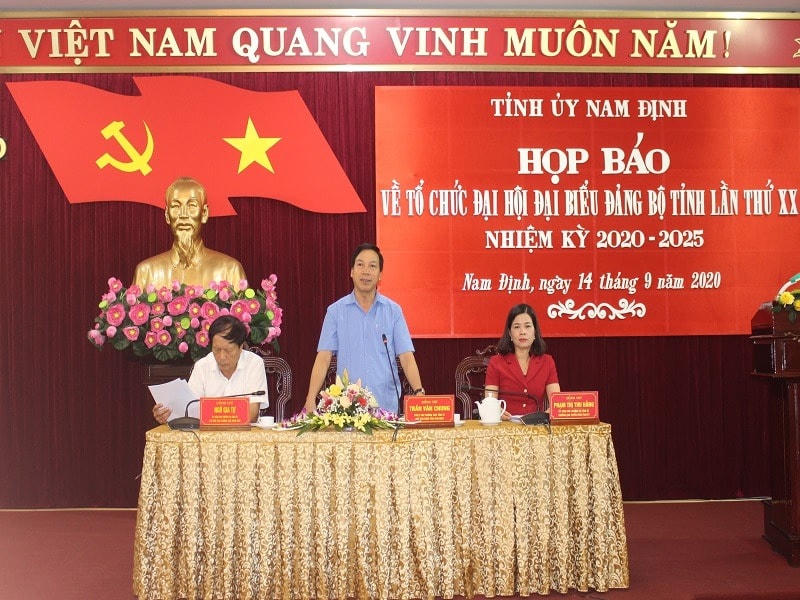 Phó Bí thư thường trực Tỉnh ủy Nam Định Trần Văn Chung thông tin tại cuộc họp báo