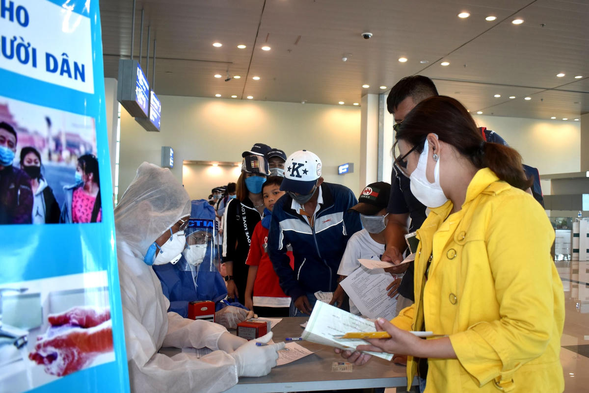 Lực lượng tại sân bay Cần Thơ yêu cầu hành khách khai báo y tế kỹ càng