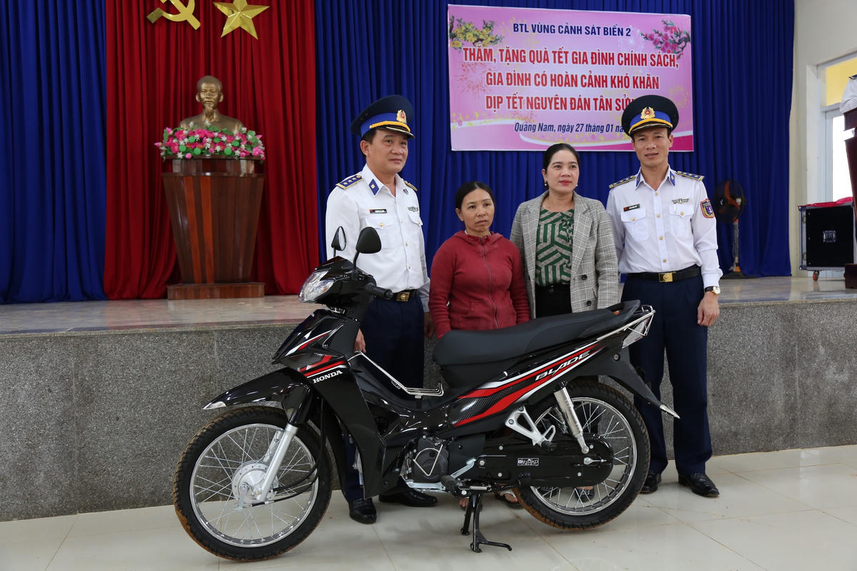 Cảnh sát biển trao xe máy cho gia đình khó khăn.