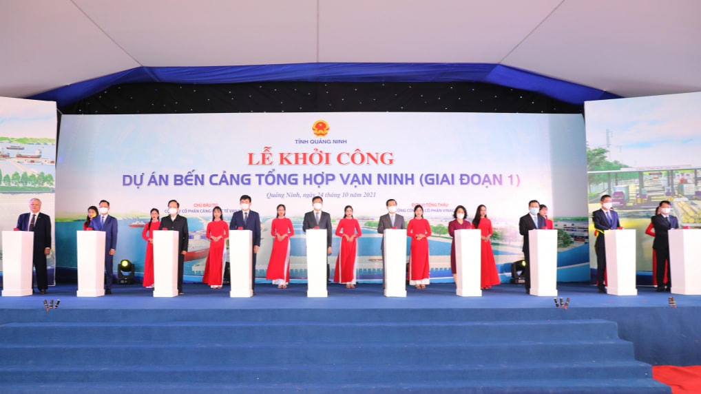 Lãnh đạo Trung ương, tỉnh Quảng Ninh và chủ đầu tư dự án bấm nút khởi công Bến cảng tổng hợp Vạn Ninh tại TP Móng Cái (Quảng Ninh).