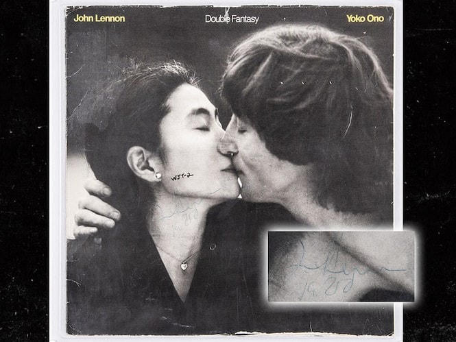 Bìa album có chữ ký cuối cùng của John Lennon trước khi bị ám sát.