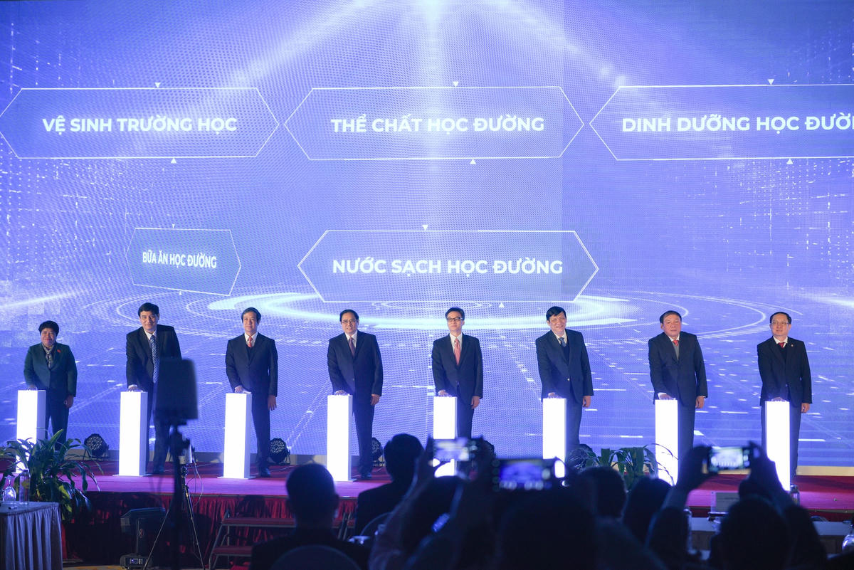 Thủ tướng Phạm Minh Chính, Phó Thủ tướng Vũ Đức Đam cùng lãnh đạo các Ủy ban của Quốc hội và các Bộ nhấn nút công bố Chương trình sức khỏe học đường giai đoạn 2021-2025.