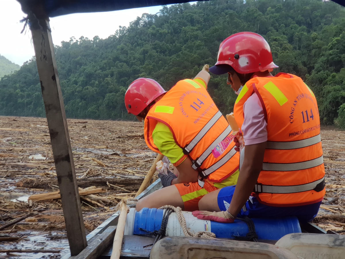 Gỗ dày đặc phải dừng việc dùng ca nô tìm kiếm nạn nhân.