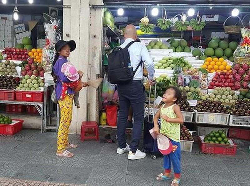 Có những đứa trẻ bị người lớn ép đi ăn xin. Nguồn: PLO.