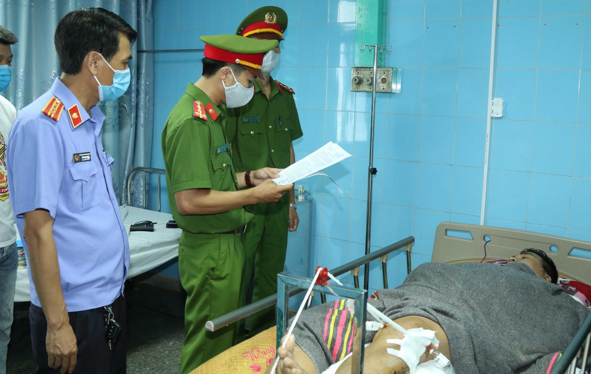 Công an tỉnh Quảng Bình tống đạt quyết định khởi tố bị can đối với lái xe Hoàng Trung Toán.