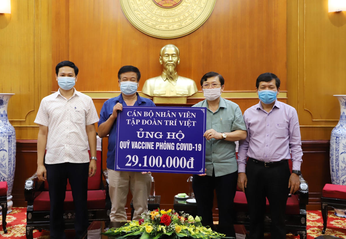 Phó Chủ tịch Nguyễn Hữu Dũng tiếp nhận ủng hộ từ Cán bộ nhân viên Tập đoàn Trí Việt ủng hộ hơn 29 triệu đồng.