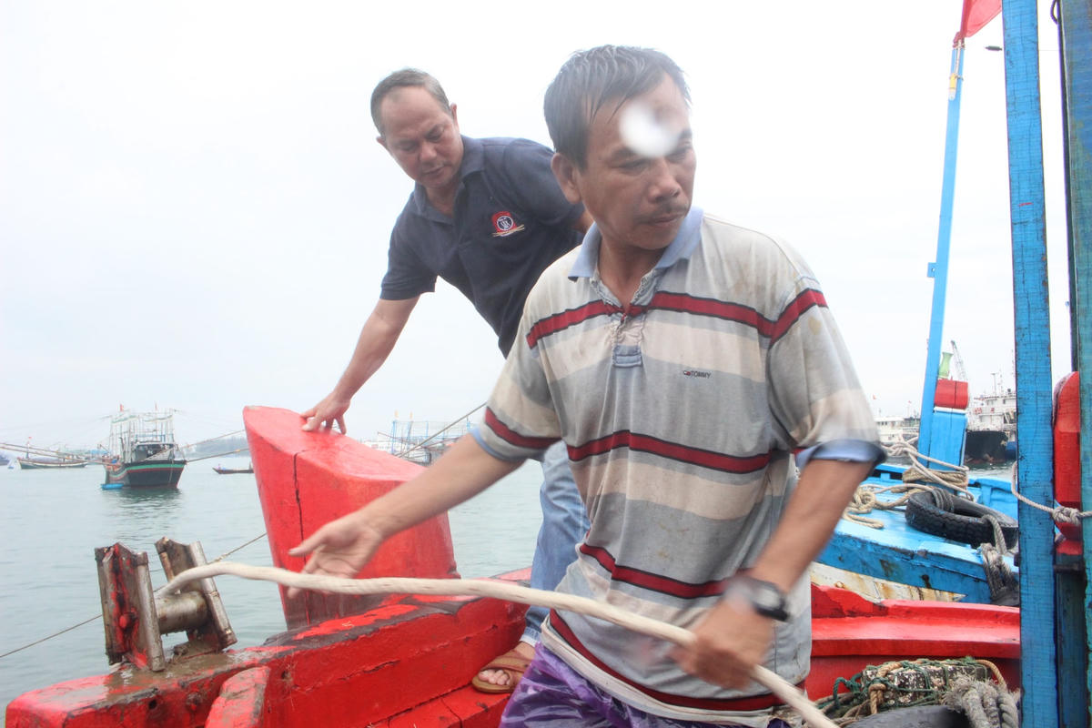 Ngư dân chằng chống cho tàu thuyền.