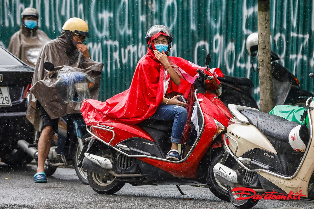 [ẢNH] Phụ huynh dầm mưa cùng thí sinh ngày thi cuối vào lớp 10