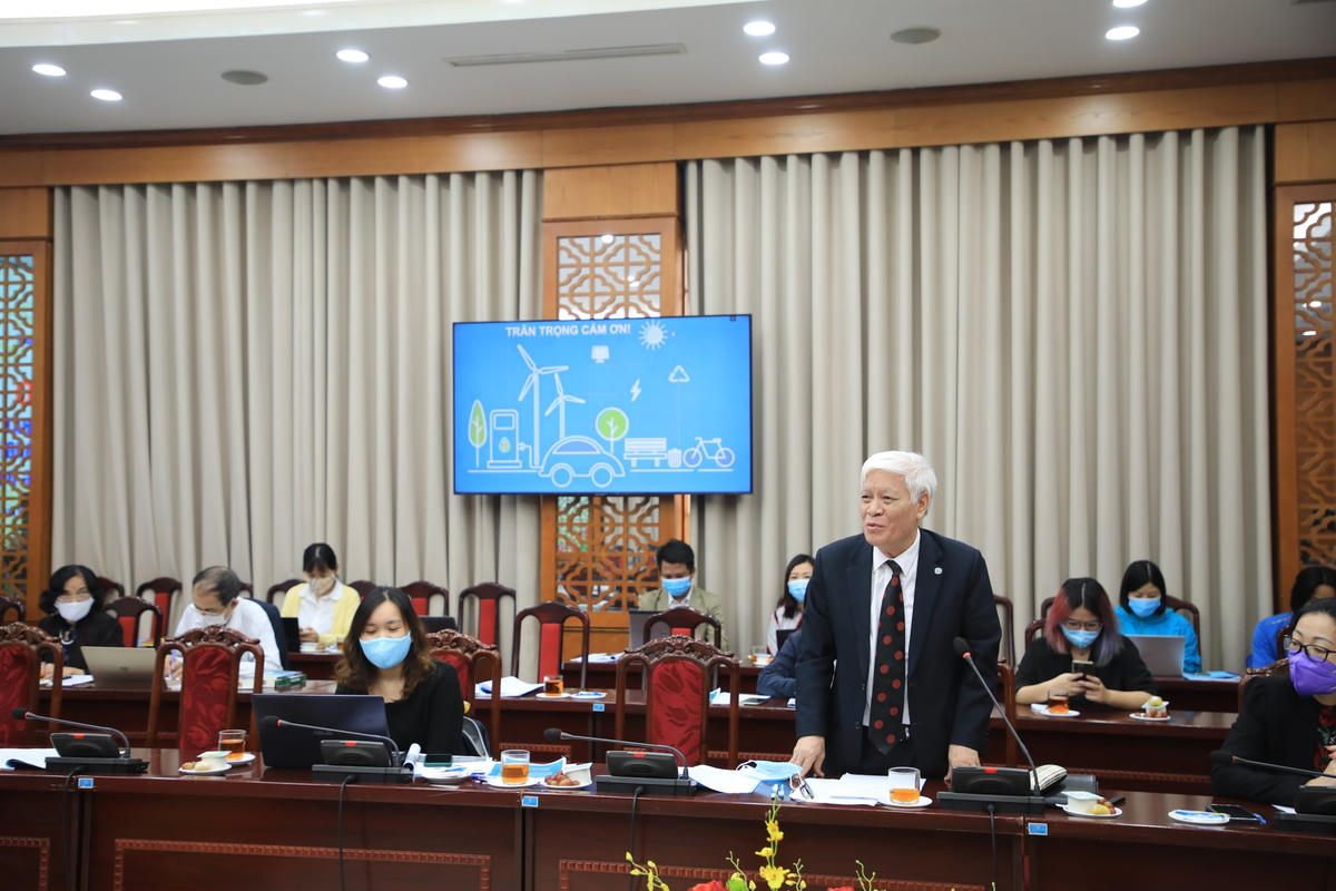 Ts. Nguyễn Viết Chức phát biểu tại hội nghị.