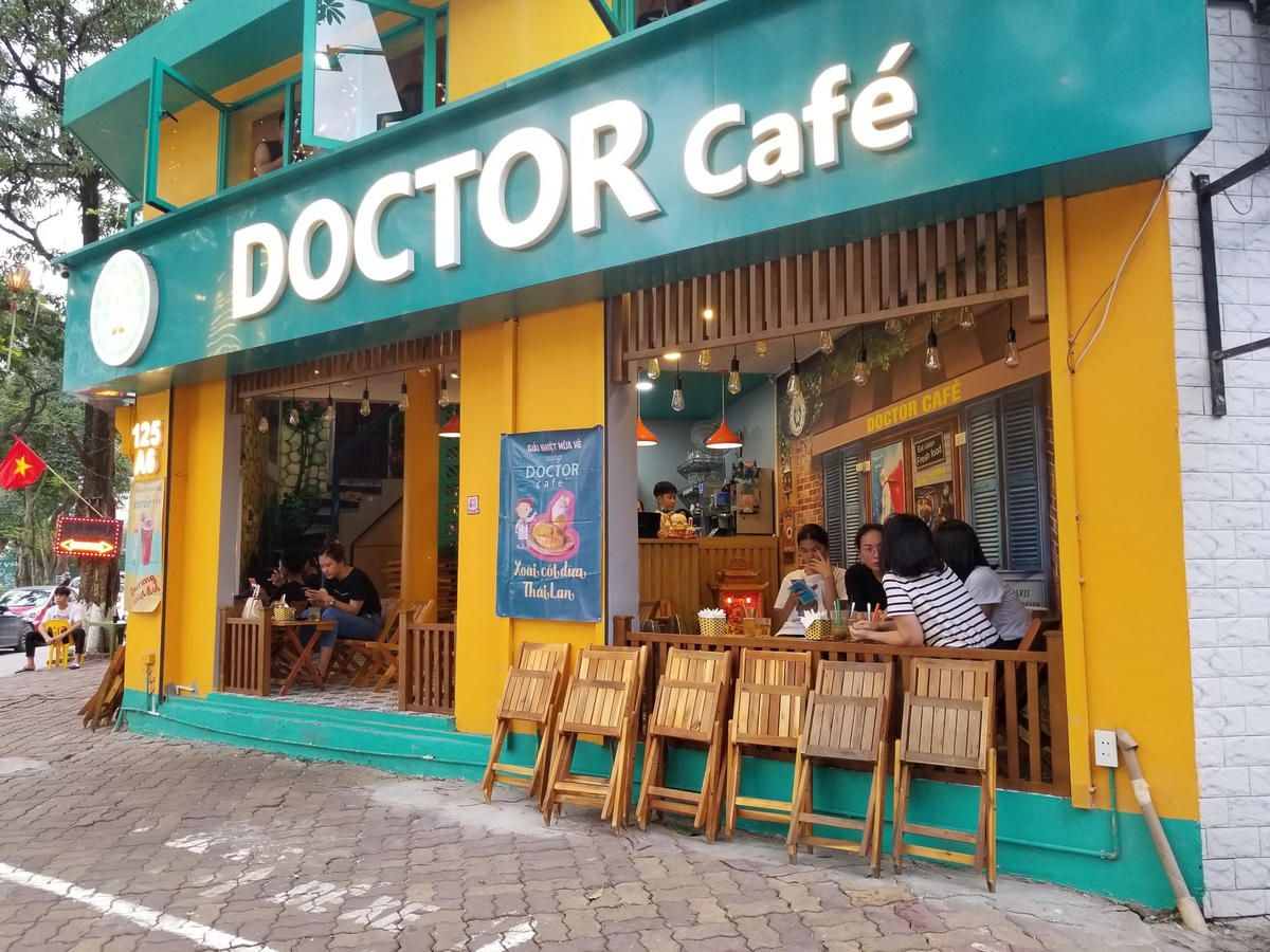 Trước 17h, nhiều quán đã bắt đầu thu dọn bàn ghế.
