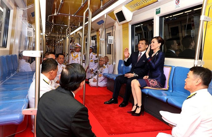 Vua Rama X (68 tuổi) và Hoàng hậu Suthida (42 tuổi) ngồi trên ghế được đặt đệm sang trọng theo phong cách hoàng gia. Trong khi đó, các quần thần chỉ được ngồi dưới sàn tàu.  
