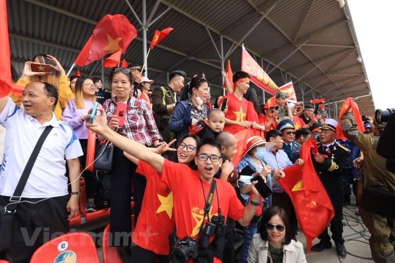 Đông đảo người dân đến cổ vũ cho đội tuyển xe tăng Việt Nam. (Ảnh: Trần Hiếu/Vietnam+).