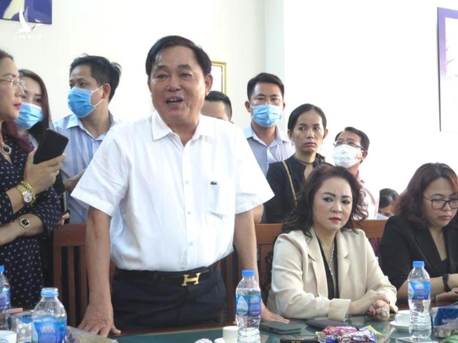 Vợ chồng ông Huỳnh Uy Dũng trình bày tại buổi buổi đối chất.