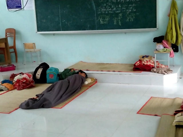 Hiện trường Phổ thông dân tộc bán trú tiểu học và THCS Phước Lộc vẫn còn 60 em ở trường do nhà bị sạt lở, không có chỗ ở.  