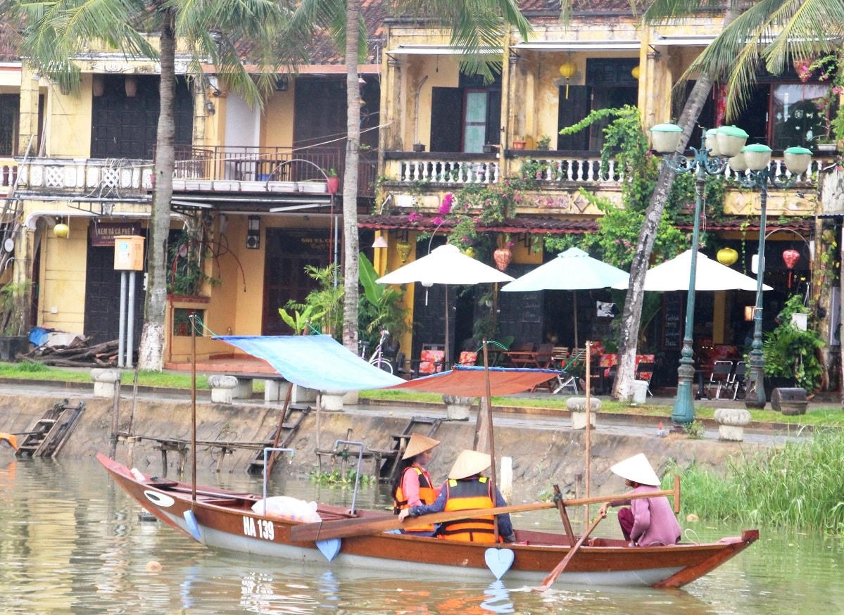 Du khách chèo ghe trên sông Hoài ngắm phố cổ Hội An.