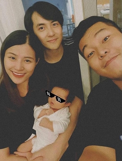 Vợ chồng Đông Nhi - Ông Cao Thắng đưa con gái Winnie một tháng tuổi đi tụ tập cùng hội bạn thân.
