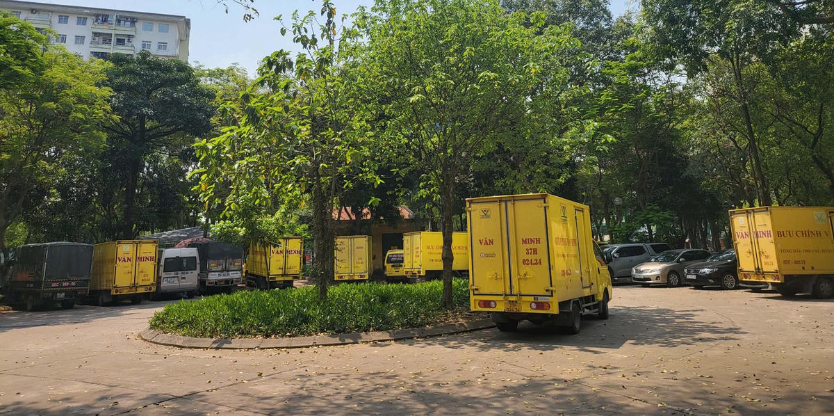 Vài chục xe Bưu chính Văn Minh tập kết trái phép ngay ở khu vực Công viên cạnh Bến xe Nước Ngầm.