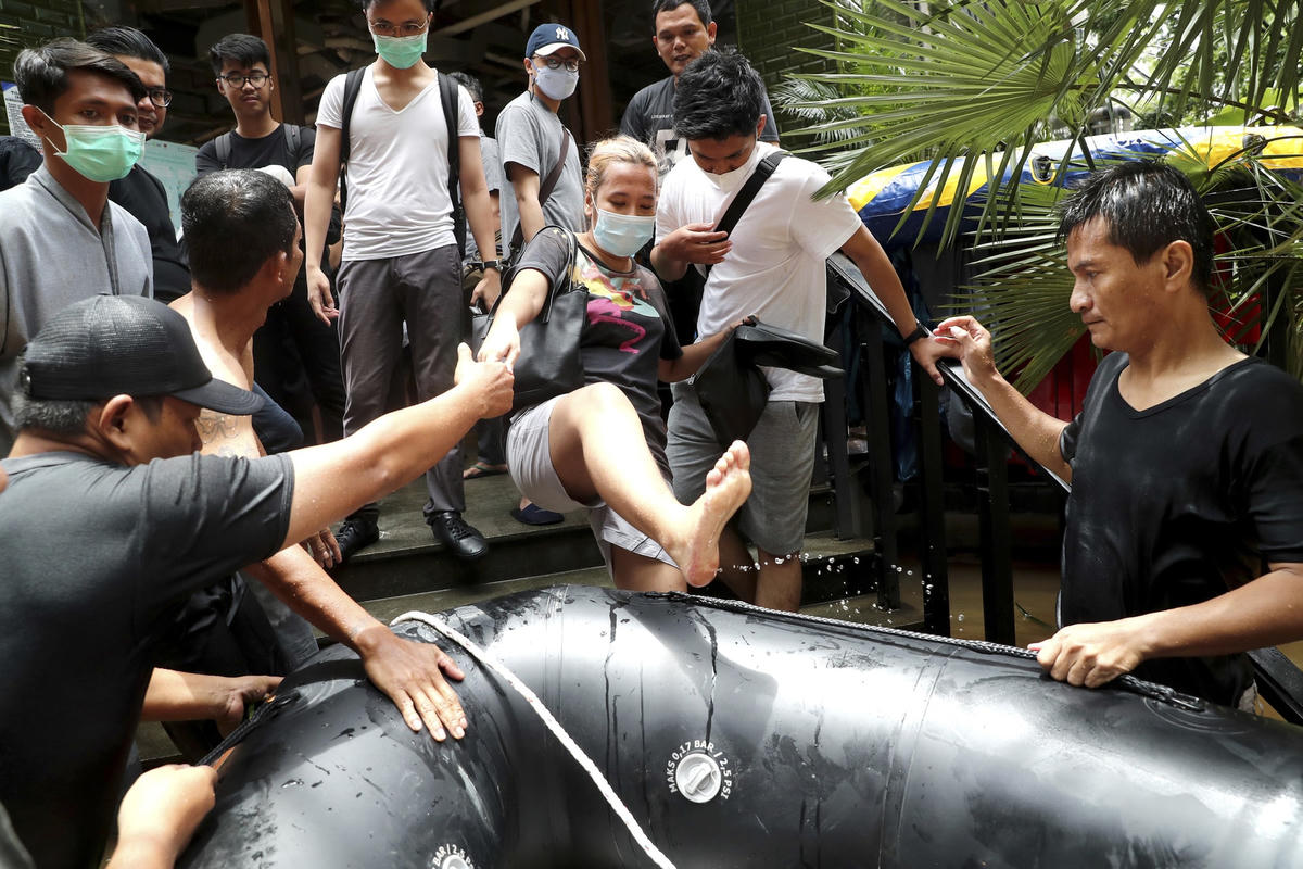 Sơ tán người dân bằng xuồng cao su. (Ảnh: AP).