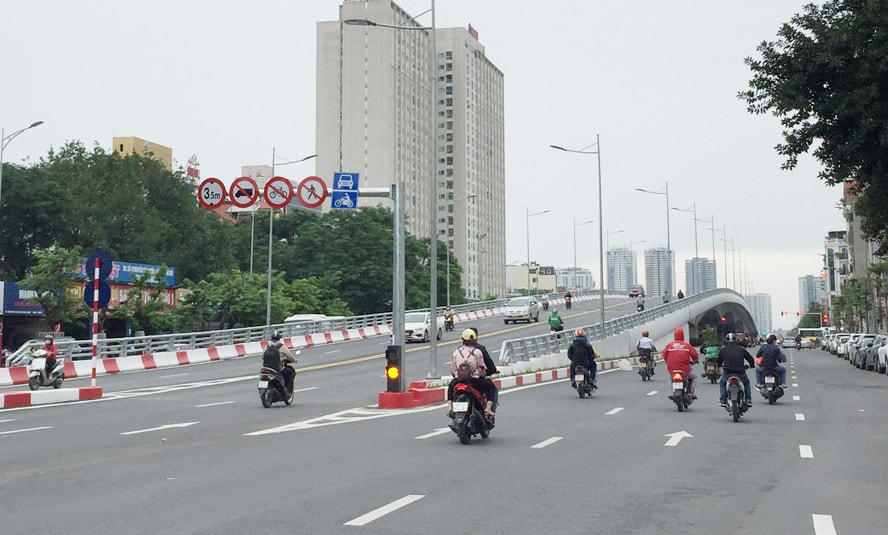Hà Nội lắp thêm hàng loạt biển báo giao thông bằng 2 ngôn ngữ phục vụ SEA Games 31. Ảnh minh họa.