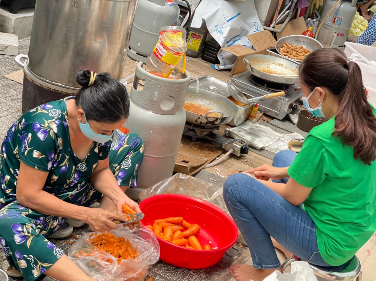 Việc nấu nướng phục vụ số lượng lớn lại trong bối cảnh phải đáp ứng đúng tinh thần Chỉ thị 16 nên gặp nhiều khó khăn. Được biết, hiện cứ 3 tới 5 ngày để đảm bảo an toàn thì đội Covid-19 cộng đồng sẽ test nhanh cho những người phục vụ tại bếp.