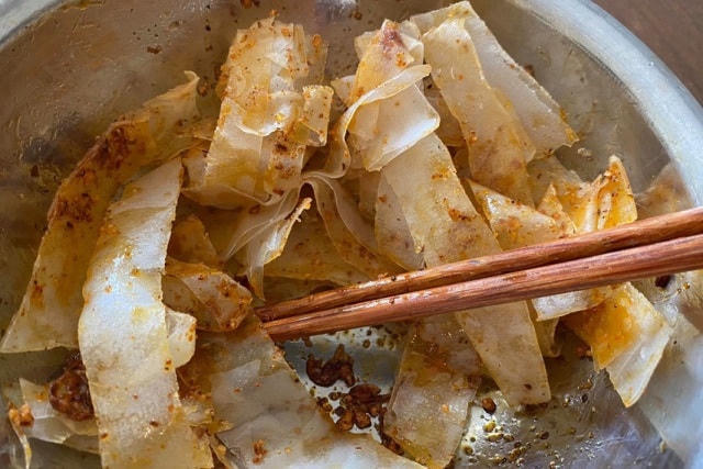 Ăn bánh tráng trộn hàng rong, 6 người nhập viện. Ảnh minh họa.  