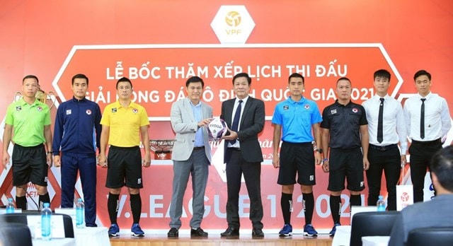 Ông Mai Thế Hưng, Giám đốc đối ngoại Công ty CP Động Lực trao trái bóng Cobra - Bóng thi đấu chính thức tại mùa giải BĐCN QG 2021 cho ông Trần Anh Tú, Chủ tịch HĐQT Công ty VPF.