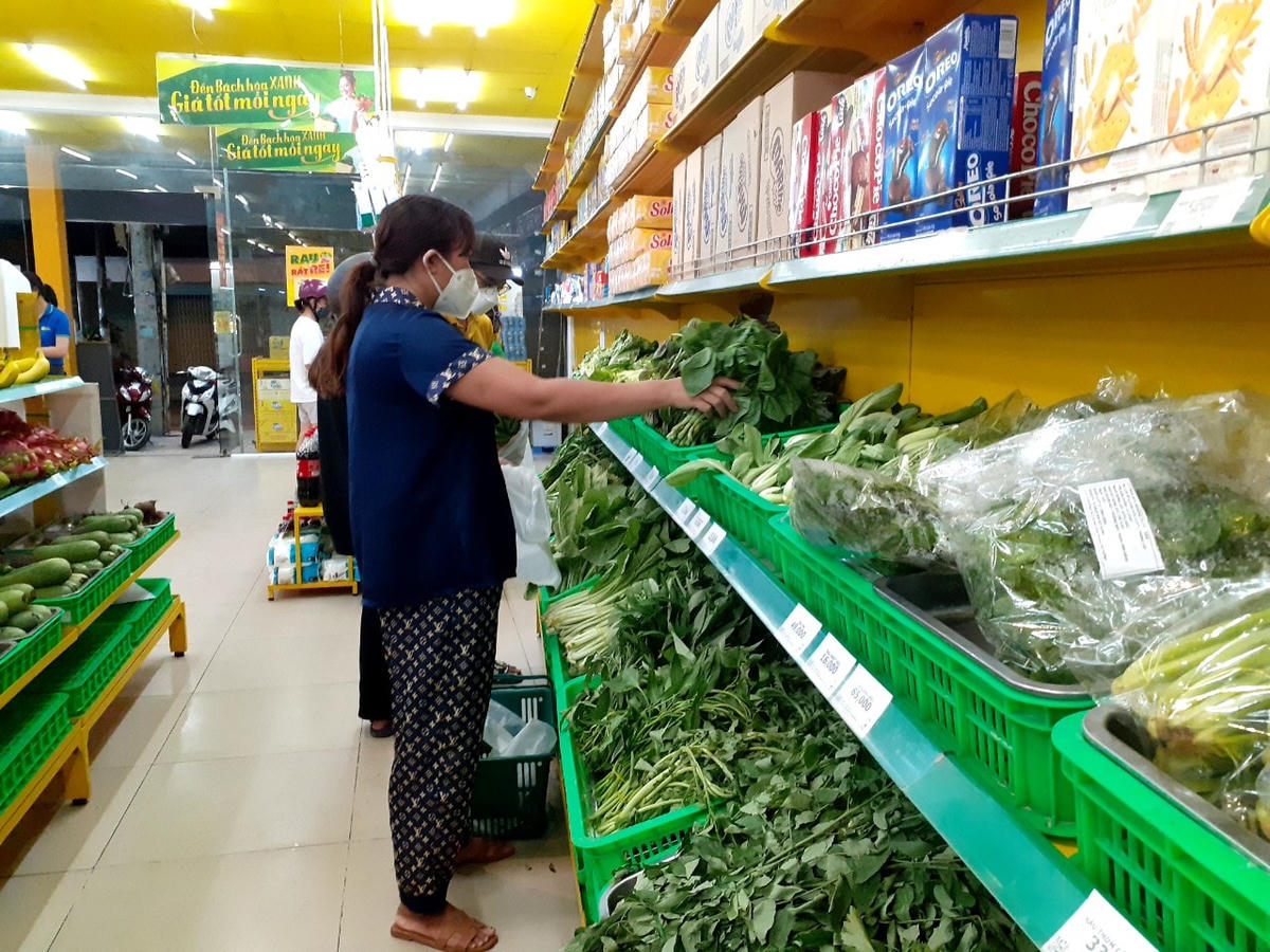 Người dân TP HCM mua hàng với hóa đơn 100.000 đồng trở lên để được khuyến mại thêm rau.