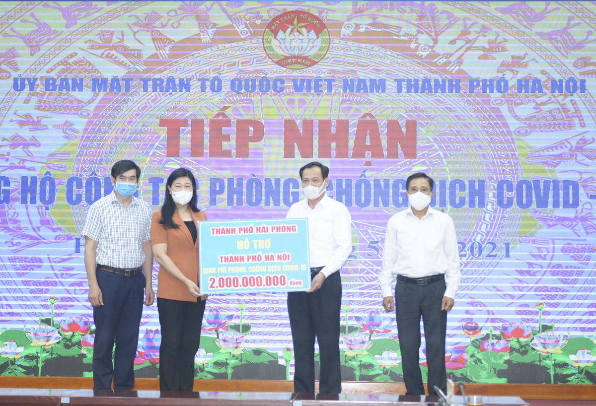 Ủy ban MTTQ thành phố Hà Nội tiếp nhận ủng hộ từ Ủy ban MTTQ thành phố Hải Phòng.