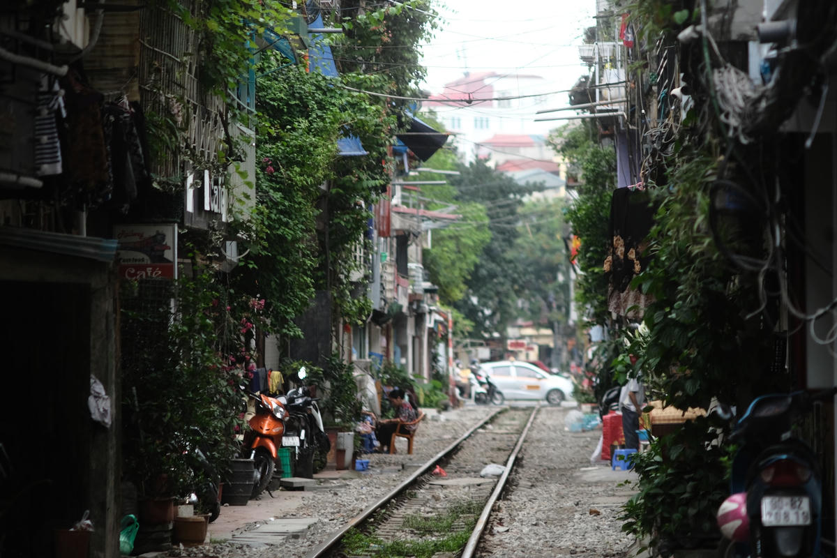 Vào năm 2019, nơi đây đã từng có nhiều tranh cãi khi phải đóng cửa các quán café để để đảm bảo an toàn hành lang đường sắt vì tình trạng các quán cafe kê bàn ghế ra giữa đường tàu.