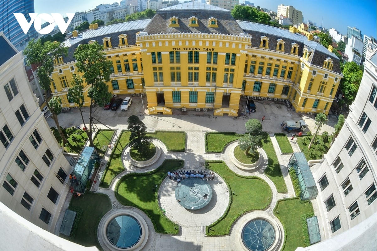 Hai tòa nhà đều được thiết kế đối xứng qua trục trung tâm, tạo sự cân bằng, đáp ứng được yêu cầu thẩm mỹ của công trình mang tầm vóc, sự uy nghiêm, xứng tầm là cơ quan xét xử cao nhất của nước CHXHCN Việt Nam.