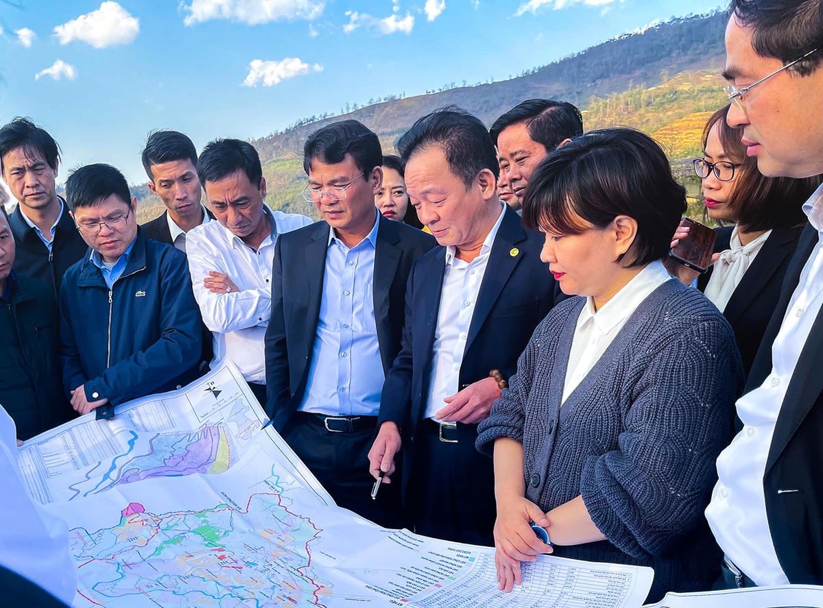 Chủ tịch HĐQT kiêm Tổng Giám đốc Tập đoàn T&T Group Đỗ Quang Hiển và lãnh đạo tỉnh Lào Cai khảo sát thực địa tại thôn Sâu Chua, xã Sa Pả, thị xã Sa Pa.