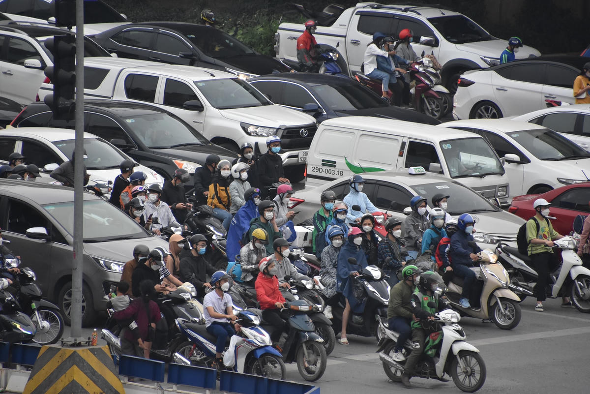 Khu vực đường Vành đai 3, đoạn Nguyễn Xiển, Khuất Duy Tiến...tình trạng giao thông cũng đông đúc không kém.