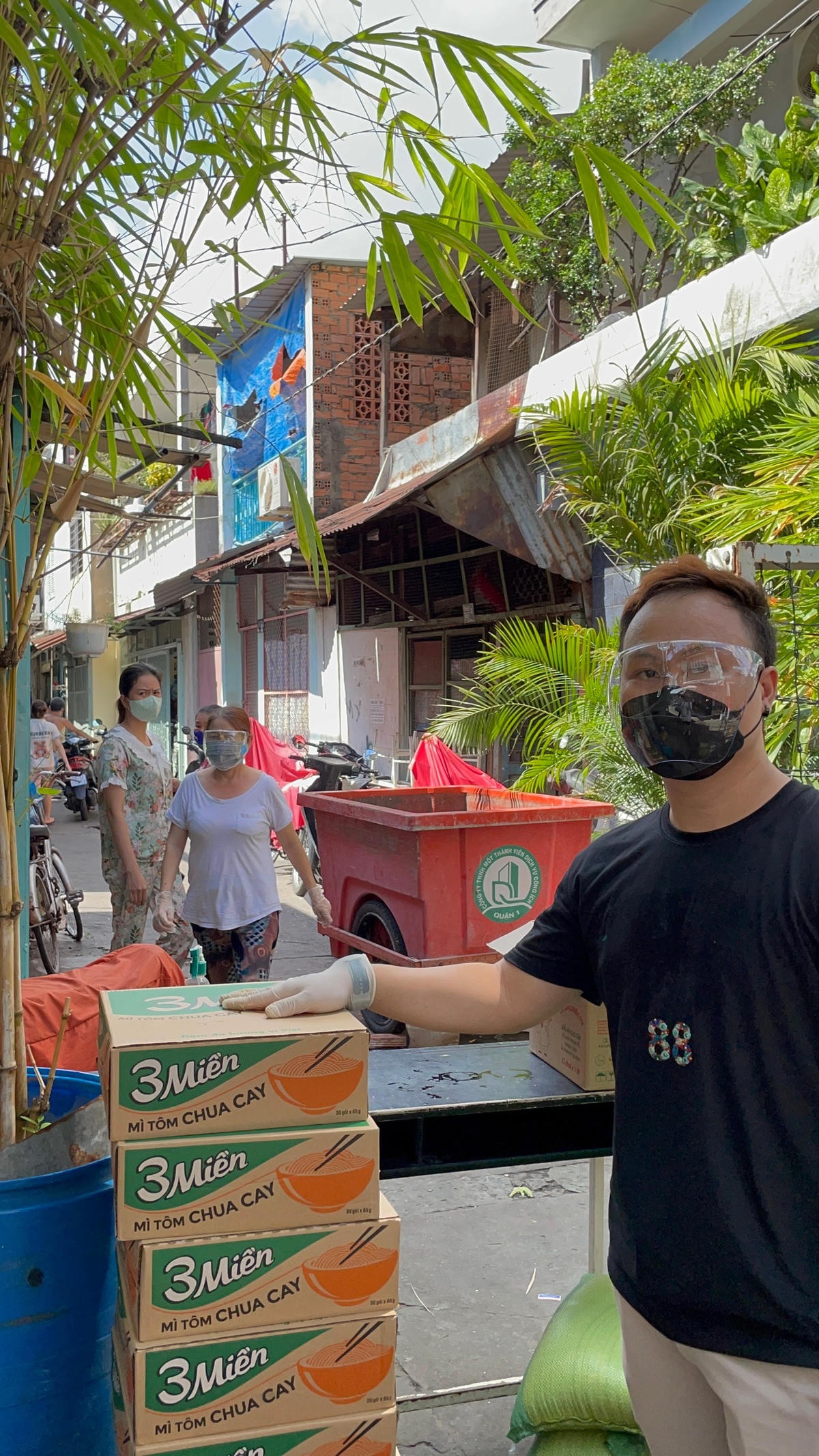 Trần Chí Thiện chuyển đồ tới với người lao động gặp khó khăn.