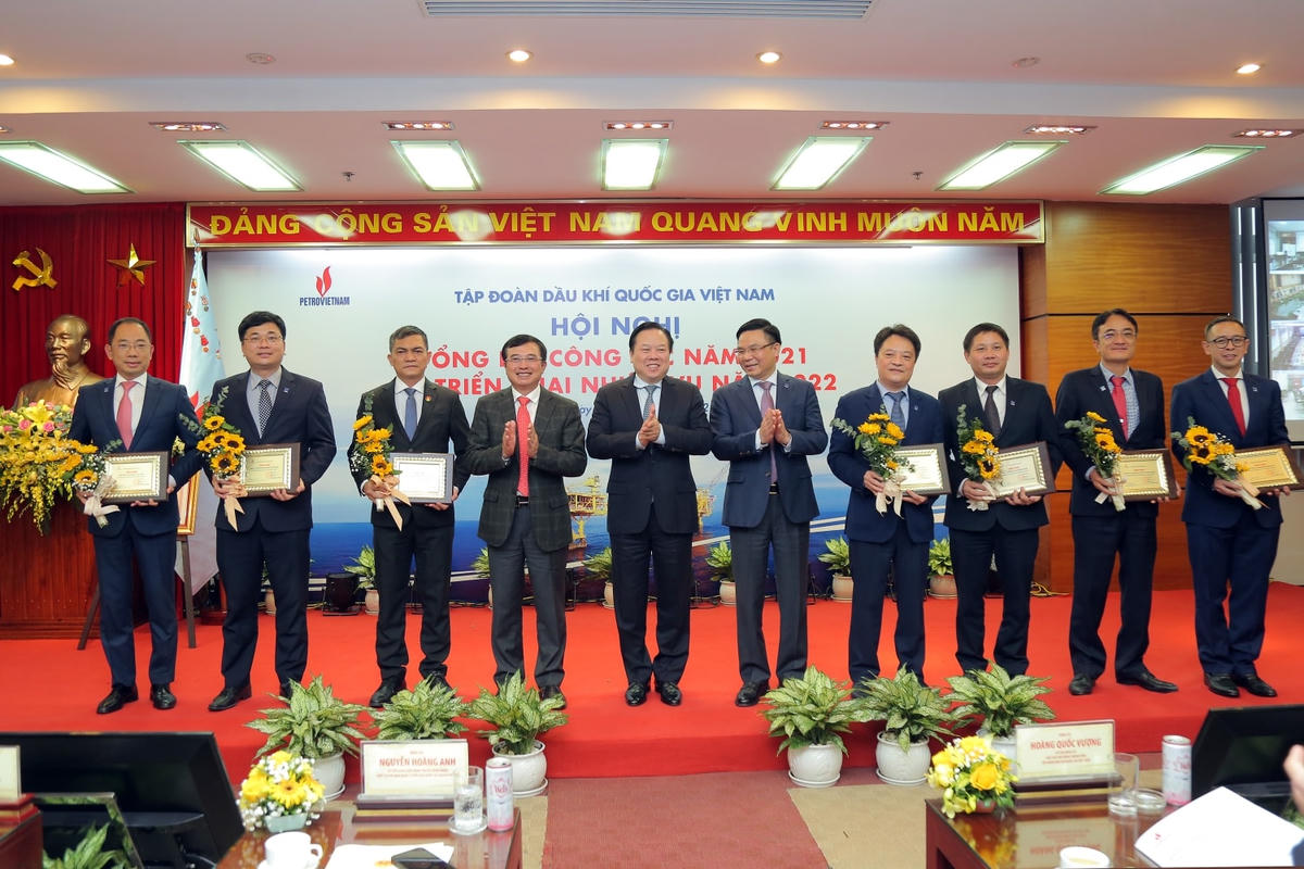 Vinh danh, tặng biểu trưng cho 04 tập thể tiêu biểu trong công tác chuyển đổi số năm 2021.