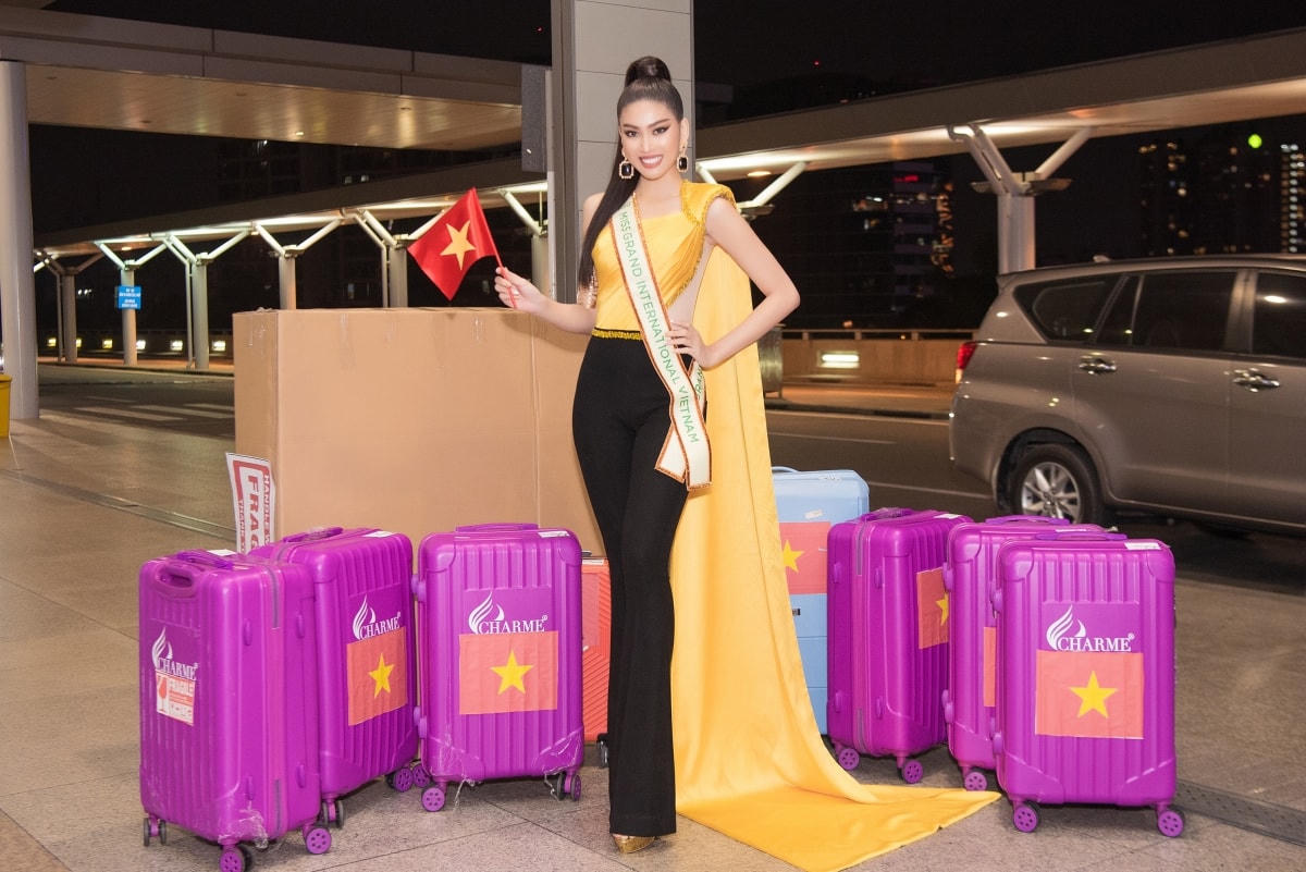 Tối ngày 26/2, Ngọc Thảo đã xuất hiện tại sân bay Tân Sơn Nhất từ sớm. Cô không quên đeo sash và mang lá cờ Việt Nam, thể hiện niềm tự hào và tinh thần sẵn sàng bước chân vào đấu trường nhan sắc quốc tế.  