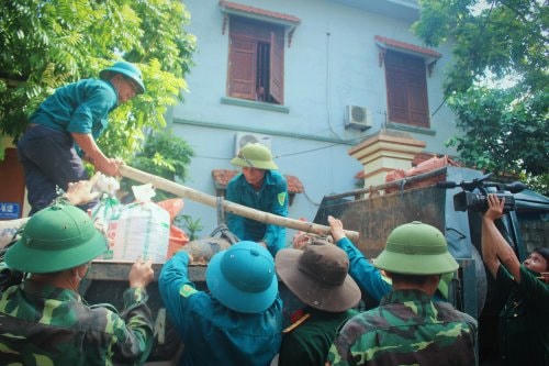 Bom nặng trên 1 tạ được đưa lên xe để đem đi hủy nổ.