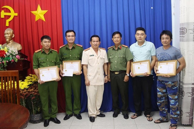 Ban giám đốc Công an tỉnh An Giang quyết định khen thưởng đột xuất cho 2 cán bộ chiến sĩ công an và 2 công dân tham gia bắt 2 đối tượng cướp giật tài sản của người dân ngay trong đêm giao thừa.