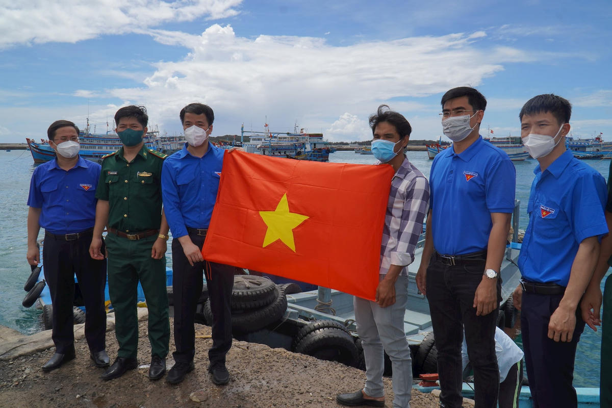  Bí thư BCH Trung ương Đoàn Ngô Văn Cường, trao tặng 200 lá cờ Tổ quốc cho ngư dân tại huyện đảo Phú Qúy (Bình Thuận).  