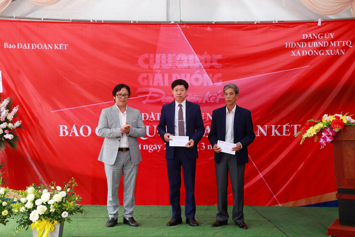Phó Tổng biên tập phụ trách Lê Anh Đạt trao quà ủng hộ Quỹ khuyến học xã Đông Xuân và Quỹ chỉnh trang nhà truyền thống cách mạng Xuân Kỳ. Ảnh: Quang Vinh.