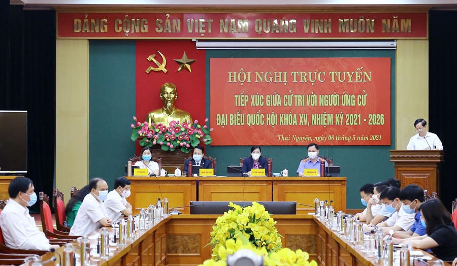 Các ứng cử viên ĐBQH khóa XV tại tổ bầu cử số 3 tiếp xúc với cử tri tại hội nghị trực tuyến.