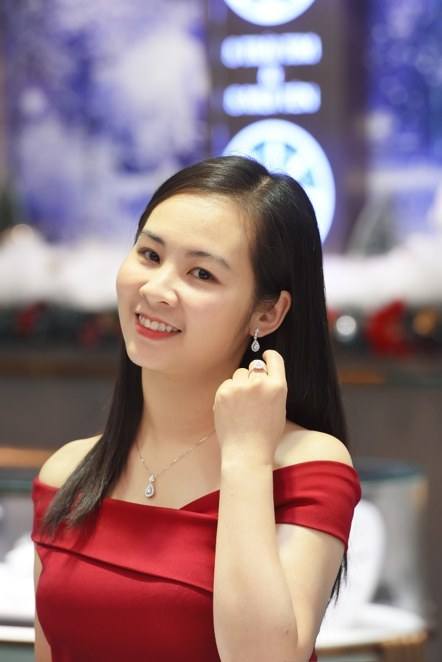 Lên đồ dịp giáng sinh, hot mom Nguyễn Phương Thanh và Hồng Nhung cũng tỏa sáng rực rỡ với thiết kế trang sức kim cương 8 Hearts & 8 Arrows lấp lánh, kết hợp cùng váy tông đỏ nổi bật.
