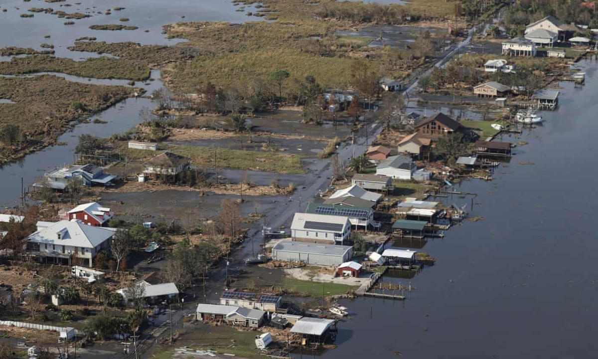 Quang cảnh những ngôi nhà bị hư hại nặng nề do tàn dư của siêu bão Ida ở đảo Grand Isle, bang Louisiana, Mỹ. Ảnh: The Guardian.