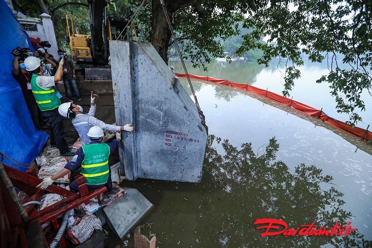 Chiều sâu kè chôn trong đất nền (so với mặt ngoài chân kè) trung bình 1,17 m, kè ngập trong nước 0,85 m đến 1,05 m ( theo mực nước hồ max- min) còn lại phần nổi trên mặt nước và các loại kè bờ bảo vệ gốc cây ngay tại vị trí đặt kè bằng các tấm vách BTCT đá 1x2 mác 600 đúc tại nhà máy, có chiều dài xử lý mỗi gốc từ 2 - 6 m.
