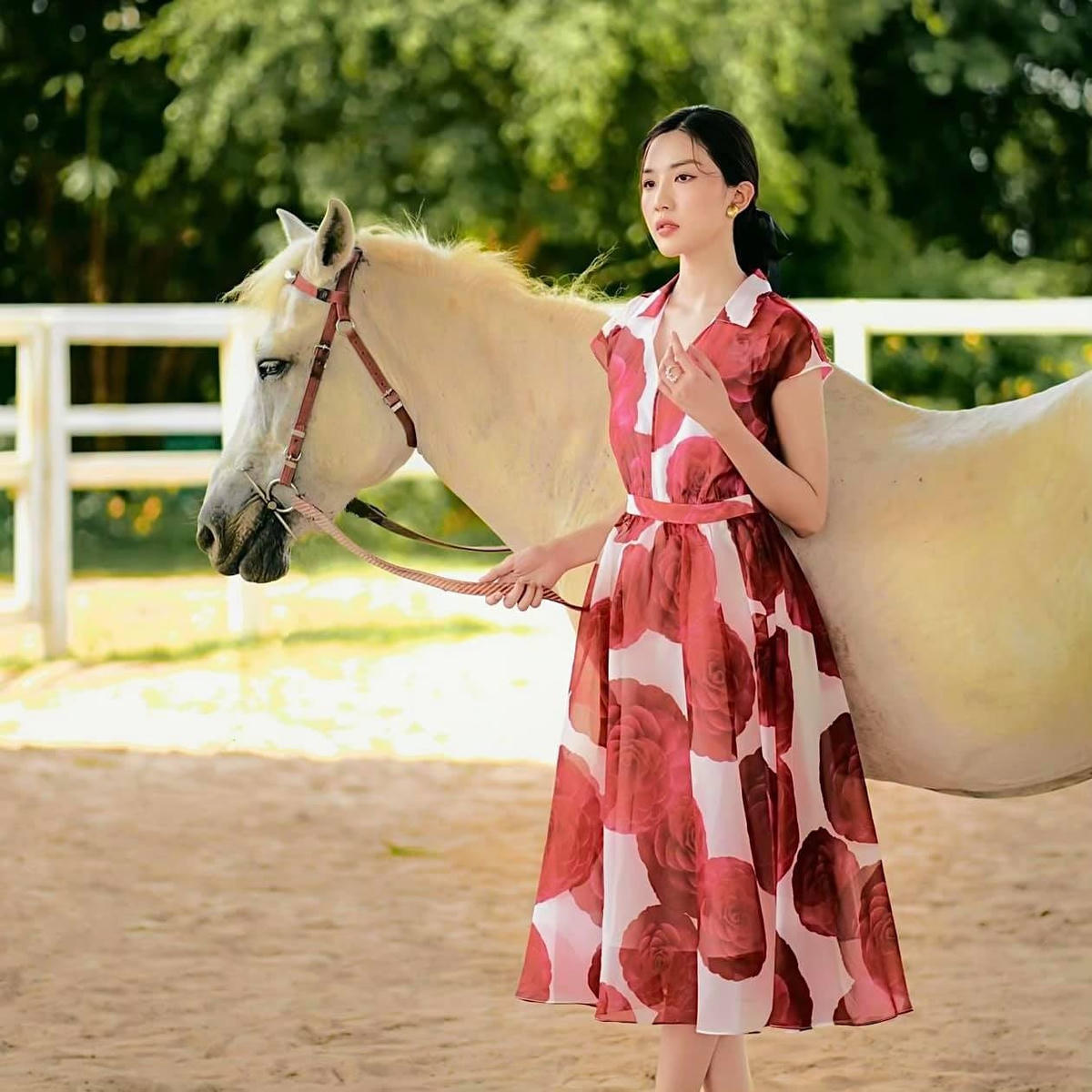 Trước đó, Lương Thanh từng vào vai Trà “tiểu tam” trong Hoa hồng trên ngực trái, cô chen chân vào mối quan hệ giữa Hồng Khuê (Hồng Diễm) và Thái (Ngọc Quỳnh). Nhờ có thai ngoài ý muốn nên cô giữ được chân Thái, thế nhưng cái thai trong bụng lại là con gái và không phải con của Thái. Sau đấy, Trà rơi vào cảnh thê thảm.